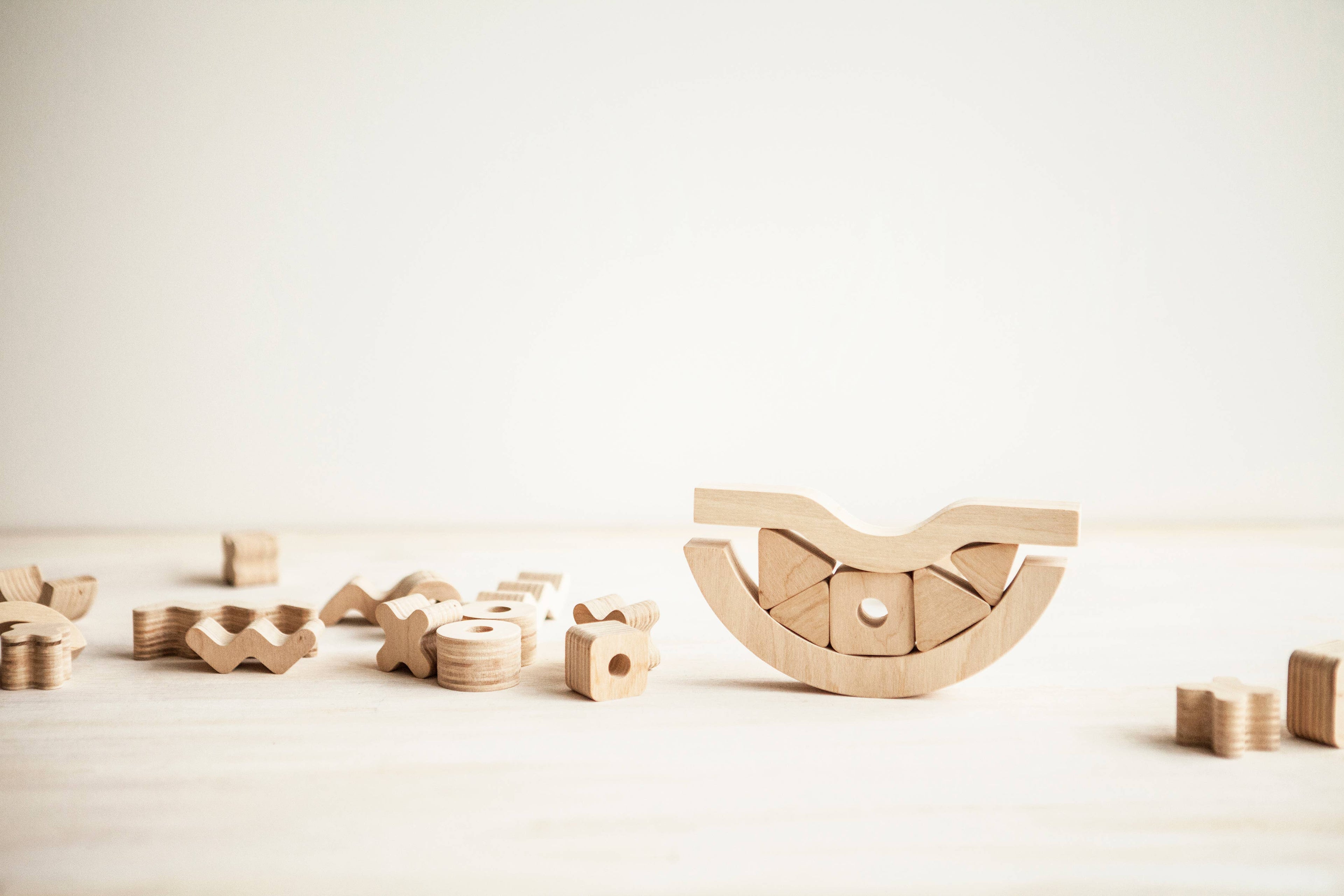 Creatieve balancer. Stapelbaar en balancerend houten spel