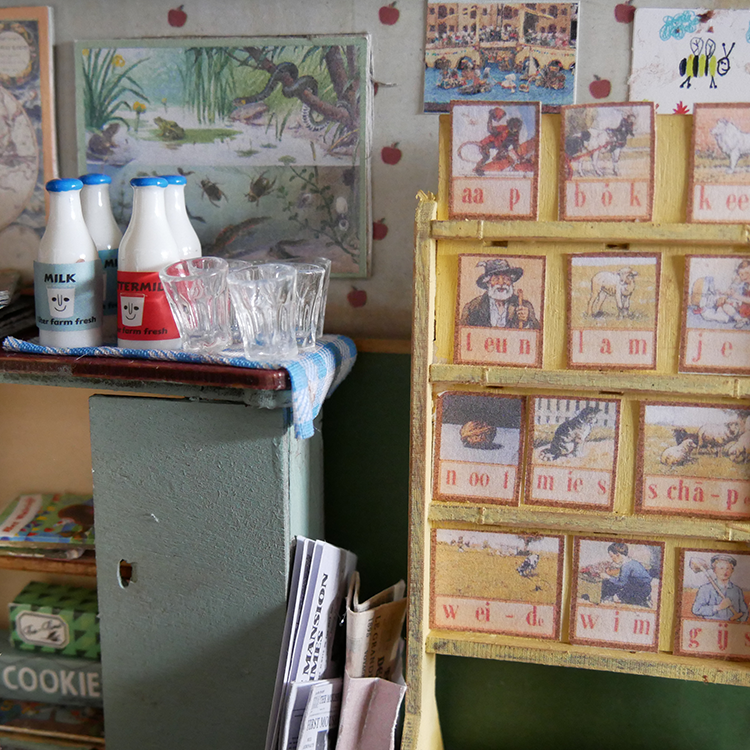 Kinderen doe-het-zelf meubelset voor poppenhuis - klaslokaal (Schaal 1:12)