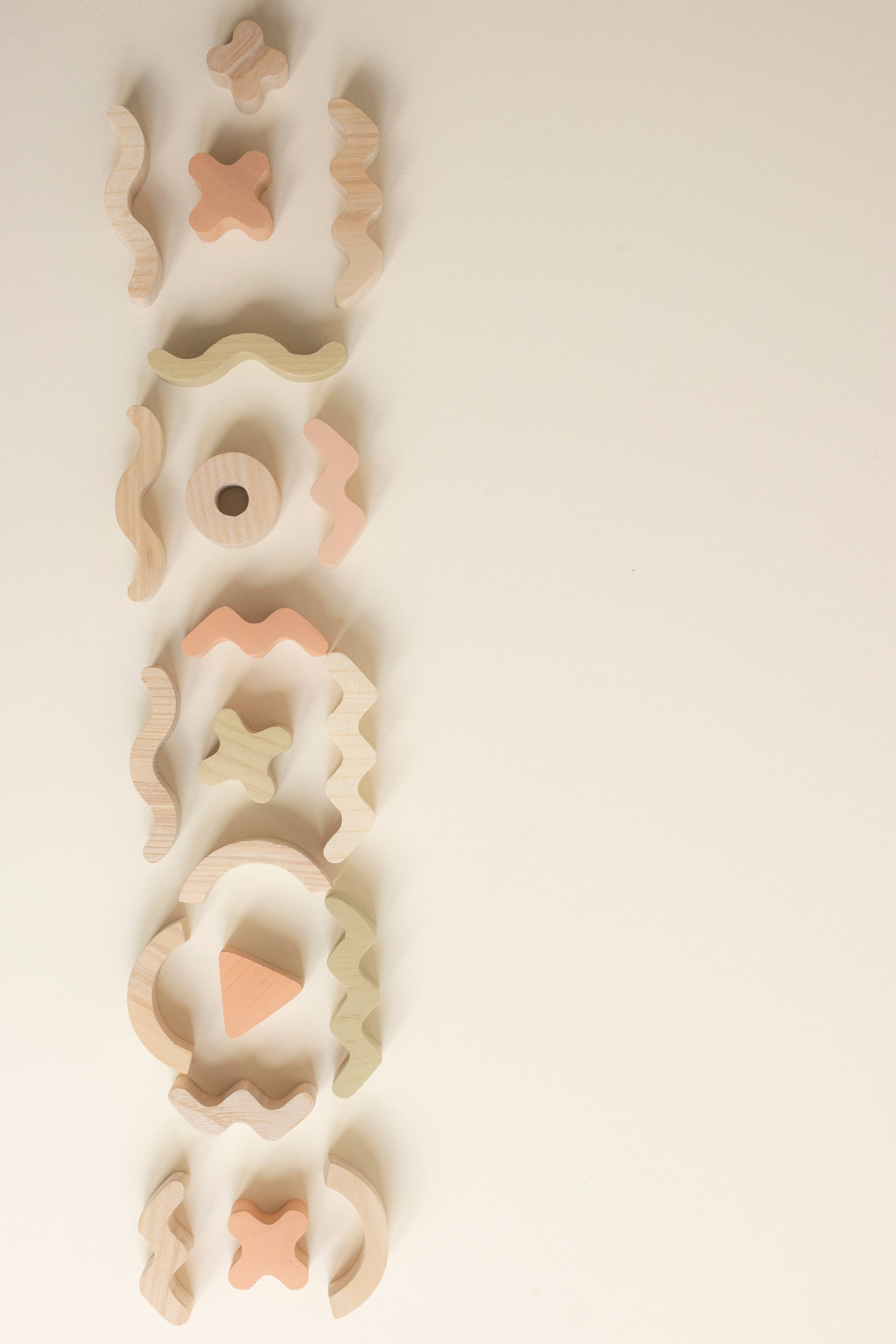 Creatieve balancer. Stapelbaar en balancerend houten spel