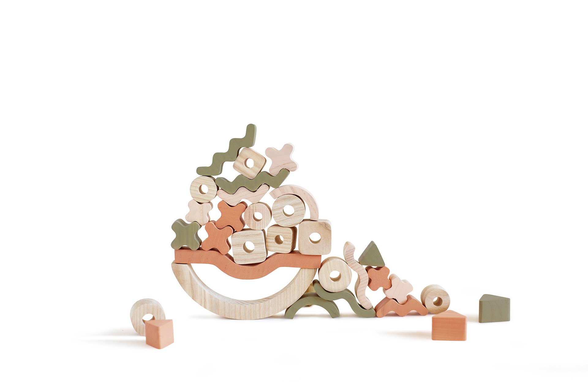 Creatieve balancer. Stapelbaar en balancerend houten spel