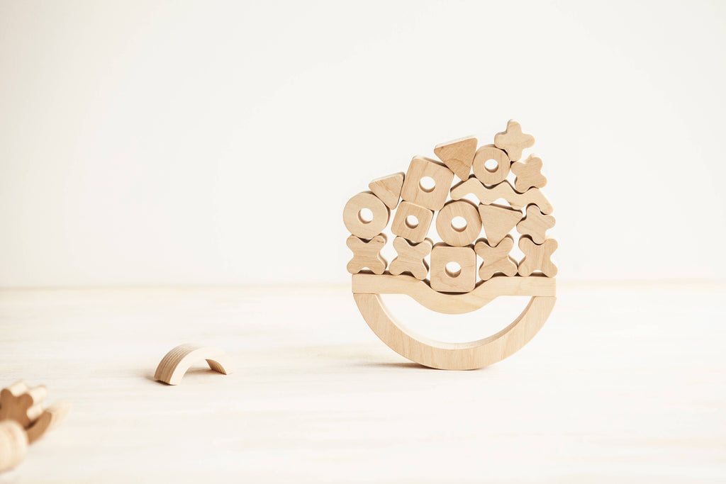Creatieve balancer. Stapelbaar en balancerend houten spel