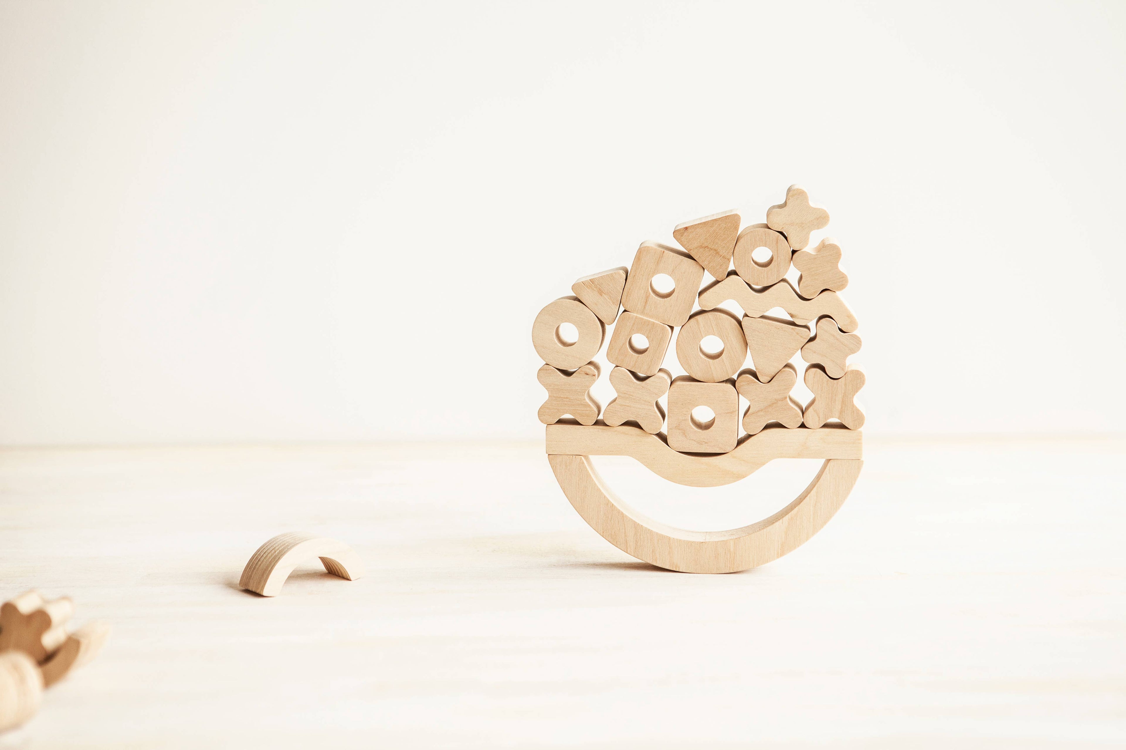 Creatieve balancer. Stapelbaar en balancerend houten spel