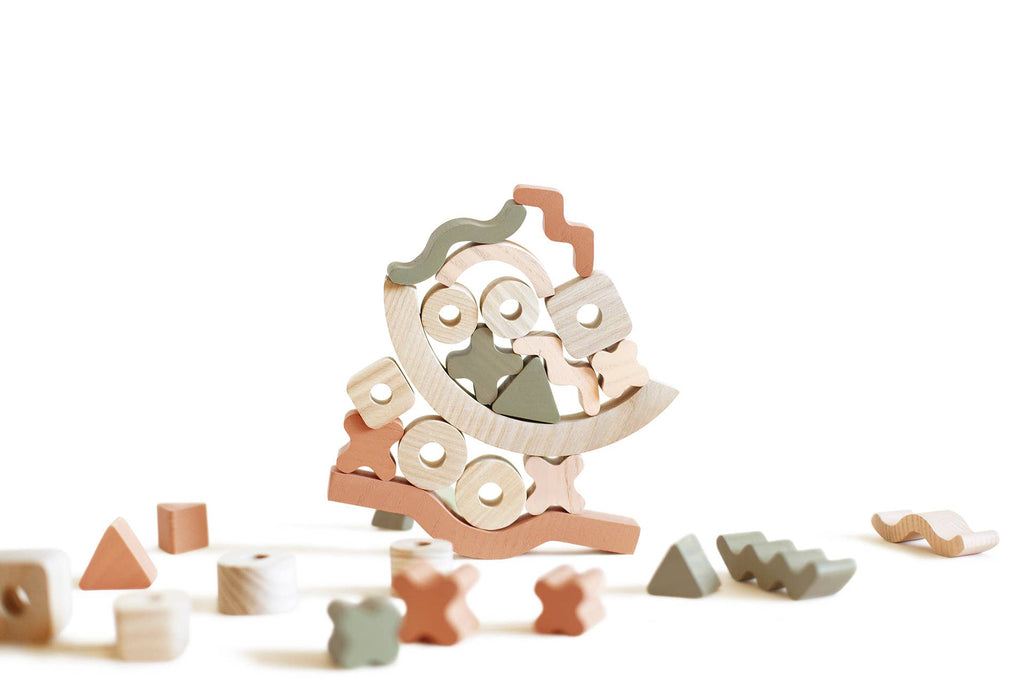 Creatieve balancer. Stapelbaar en balancerend houten spel