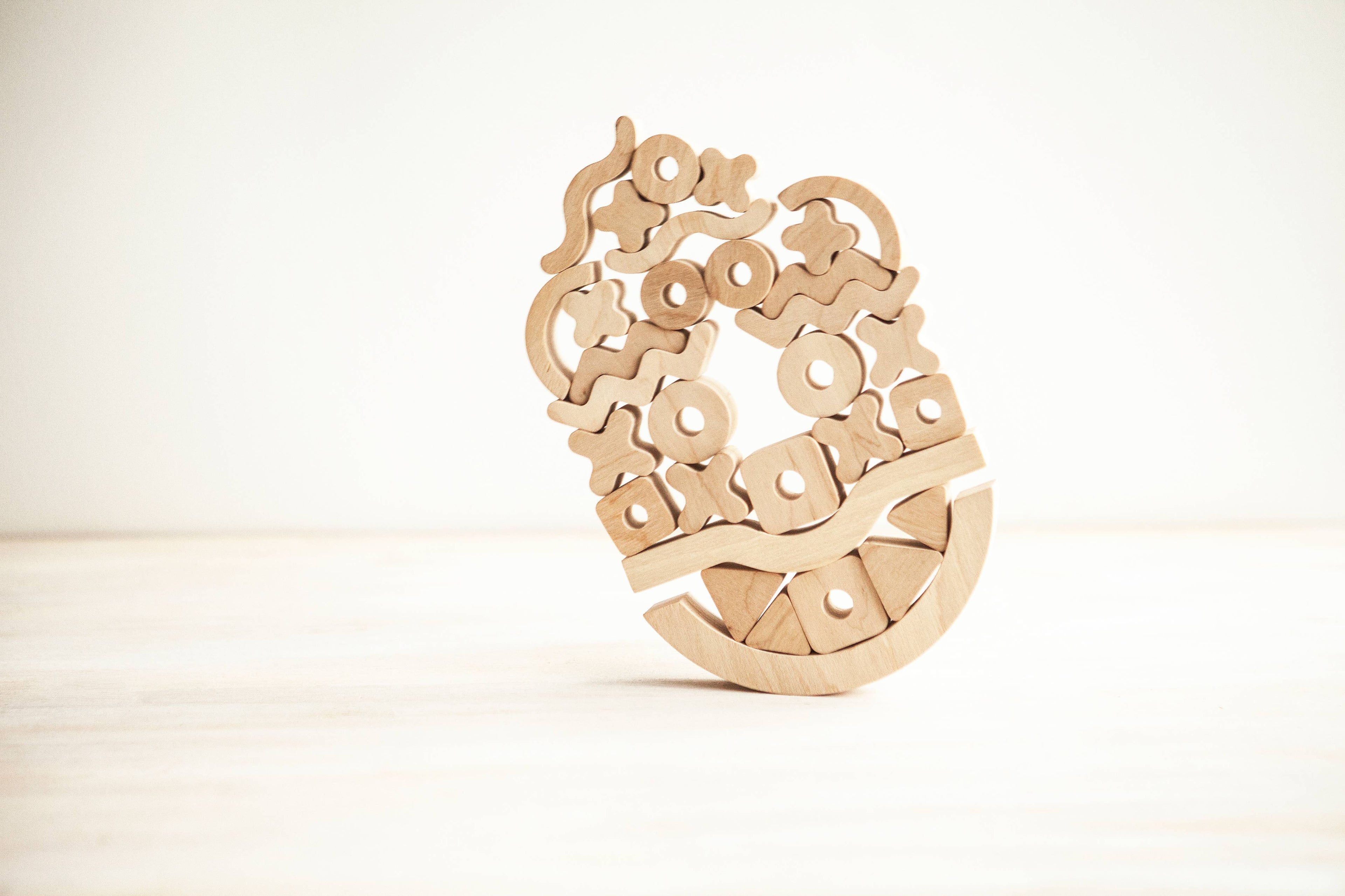 Creatieve balancer. Stapelbaar en balancerend houten spel