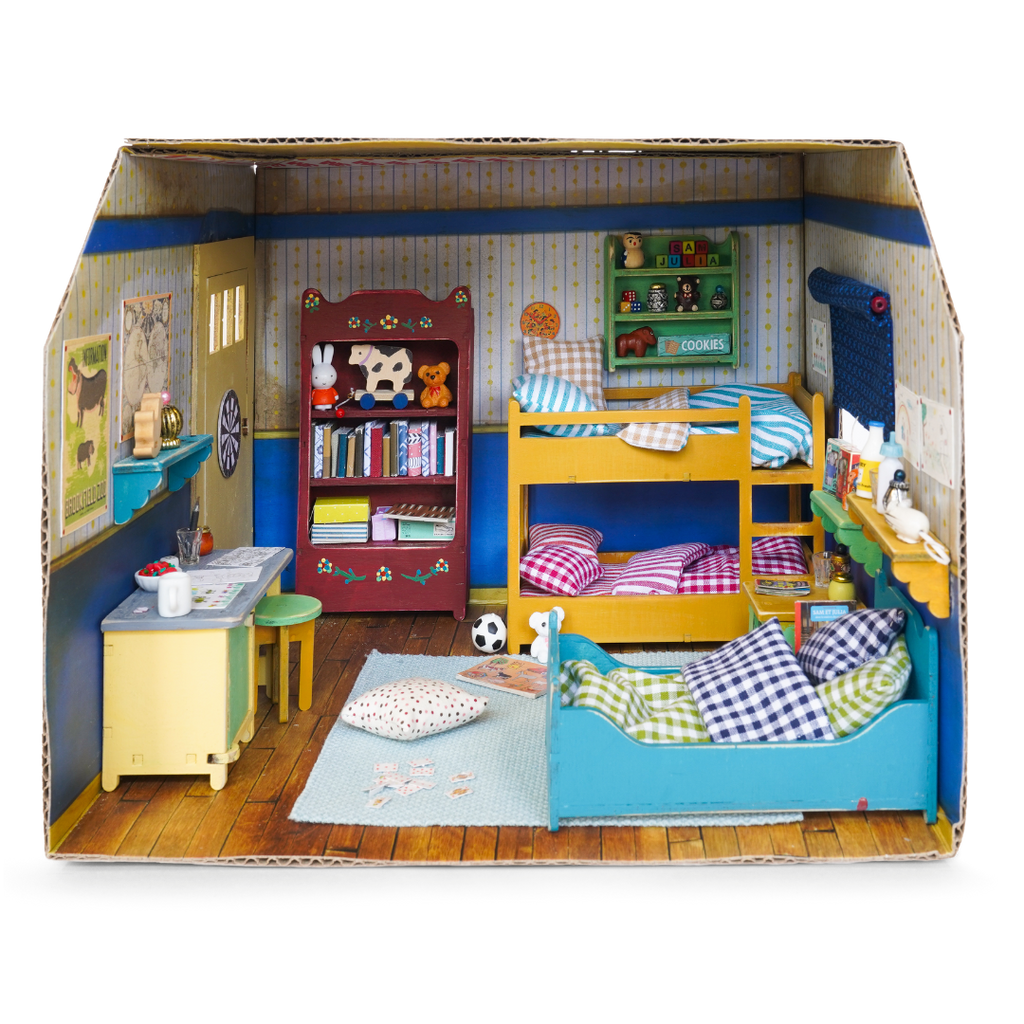 Kindervriendelijk doe-het-zelf poppenhuis - Kartonnen slaapkamer