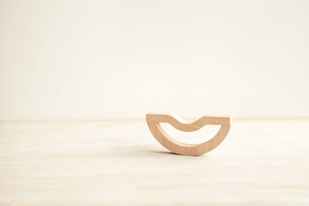 Creatieve balancer. Stapelbaar en balancerend houten spel