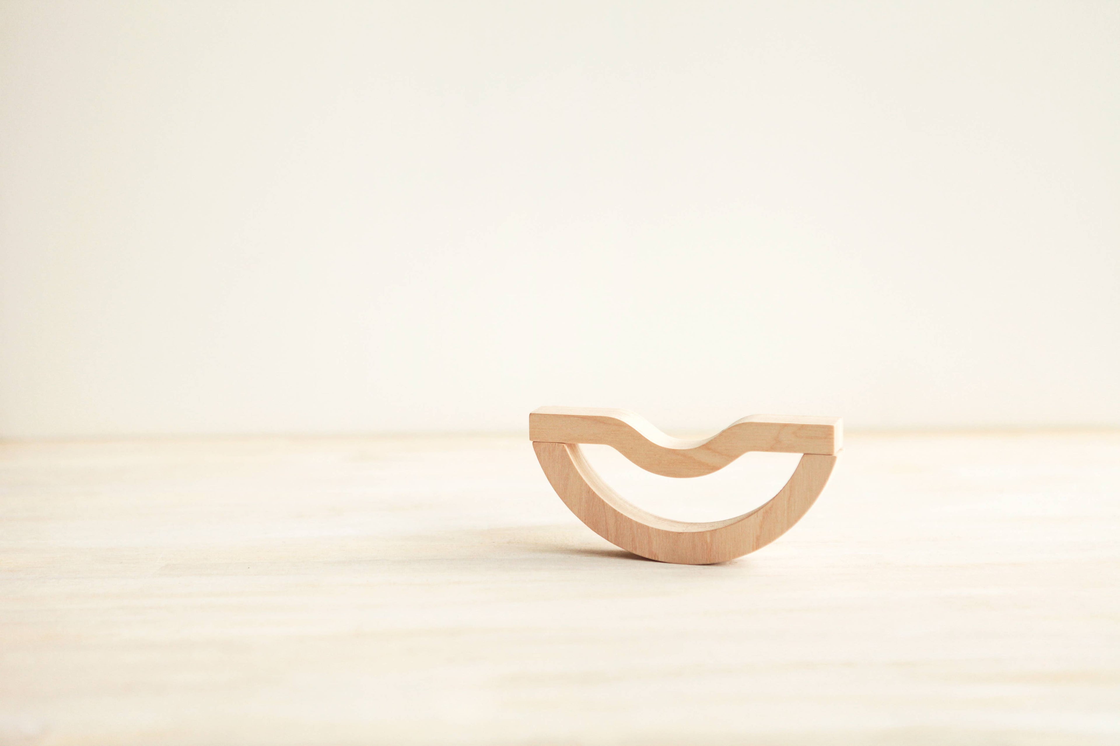 Creatieve balancer. Stapelbaar en balancerend houten spel
