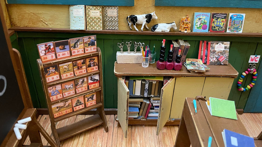 Kinderen doe-het-zelf meubelset voor poppenhuis - klaslokaal (Schaal 1:12)