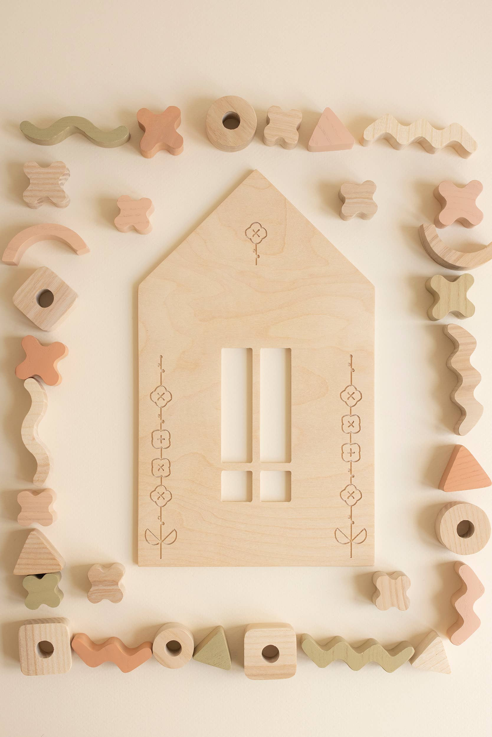 Creatieve balancer. Stapelbaar en balancerend houten spel