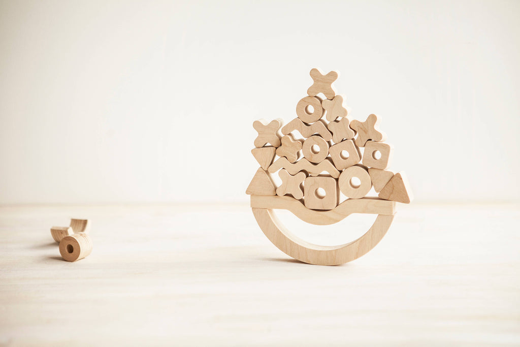 Creatieve balancer. Stapelbaar en balancerend houten spel
