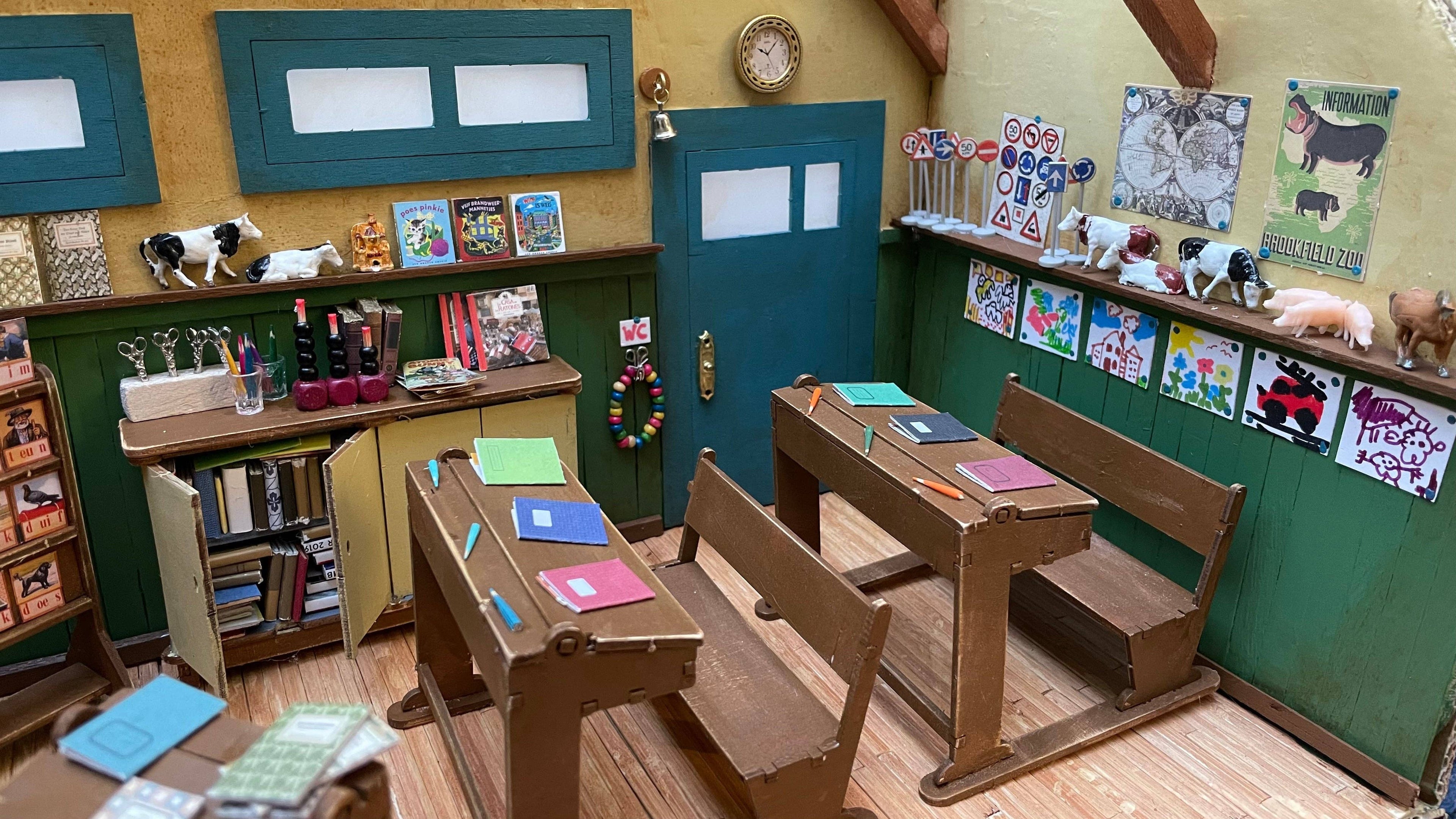 Kinderen doe-het-zelf meubelset voor poppenhuis - klaslokaal (Schaal 1:12)