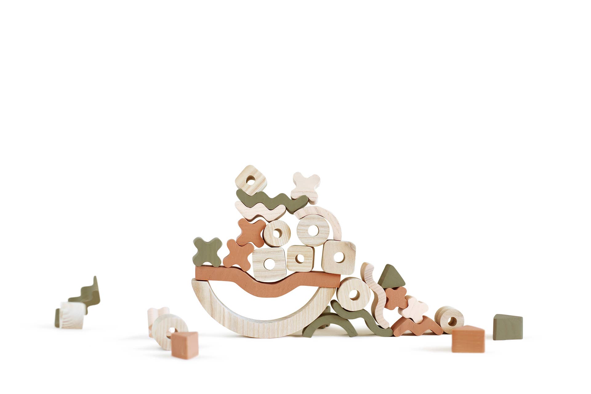 Creatieve balancer. Stapelbaar en balancerend houten spel