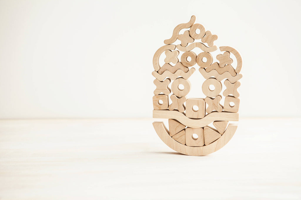 Creatieve balancer. Stapelbaar en balancerend houten spel