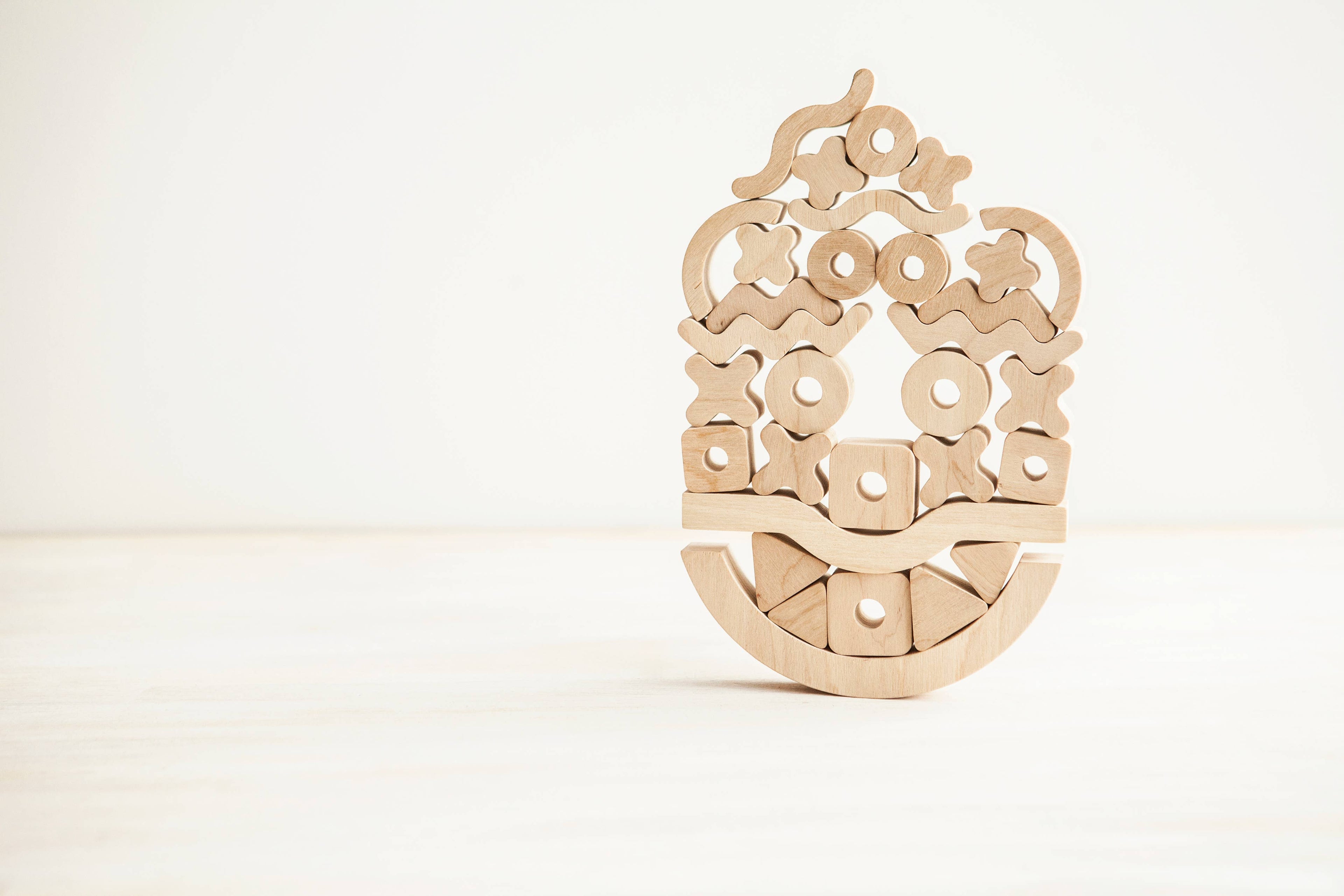 Creatieve balancer. Stapelbaar en balancerend houten spel